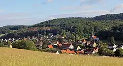 Das Dorf Hörsum mit der St.-Catharinen-Kirche vor den angrenzenden Bergen.