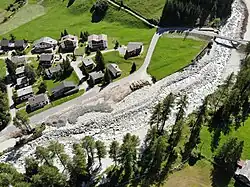 Rechts die Behelfs-, rechts daneben die Reste der Strassenbrücke