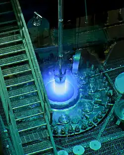 blaues Leuchten um in Wasser tauchende Rohre