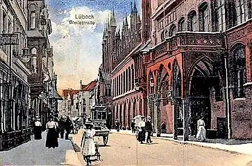 Breite Straße 1910 mit als Ehrenwache während einer Senatssitzung abgestellten Doppelposten des Lübecker Regiments in der noch den Senatsbalkon tragenden Laube vor dem Haupteingang