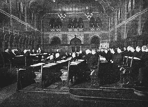 Als Kommissar des Senats mit den Wortführern bei einer Bürgerschaftssitzung auf den erhöhten Sitzen (1909)