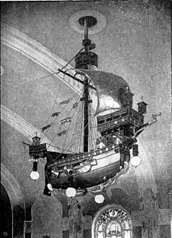 Beleuchtungskörper (Altlübsche Kriegskogge) im Festsaal der Stadthalle