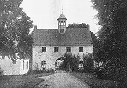 Torauffahrt in Jersbek (1906), die Gemeinde führt es im Wappen