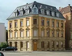 Gesims, baldachinbekrönte Fensterverdachungen und Segmentbogen als Fensterverdachung