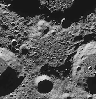 Krater Haber; oben Hermite, links unten Lovelace, rechts unten Sylvester, der kleine Krater Mitte unten ist Lovelace E (Norden oben, LROC)
