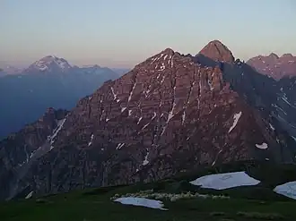 Der Ampferstein von Nordosten von der Saile aus gesehen. Links dahinter der Habicht, rechts die Marchreisenspitze