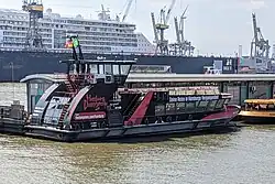 Die HADAG-Fähre Waltershof am Betriebsponton St. Pauli Fischmarkt (2022)