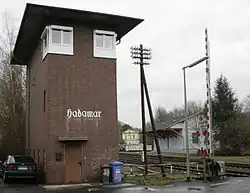 Gesamtanlage des Bahnhofs mit Stellwerk, Hauptgebäude (Mitte) und Lagerschuppen