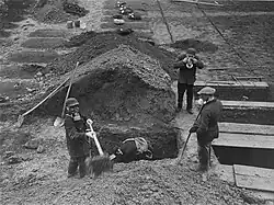 Exhumierung getöteter Zwangsarbeiter, Hadamar April 1945.