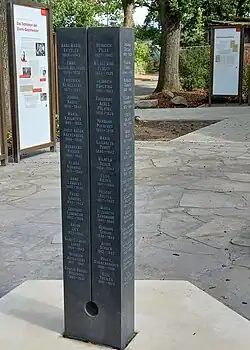Infotafeln und Stele auf dem Gelände der „Gedenkstätte für die Menschenwürde“