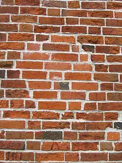 Vermauertes Hagioskop der Kirche in Dunum (Außenansicht)