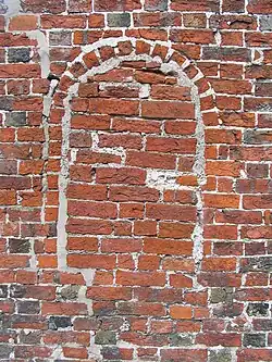 Vermauertes Hagioskop der St.-Magnus-Kirche in Sande