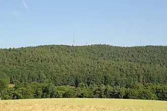 Der Gipfelbereich des Hahnenkamms von Mömbris-Kleinhemsbach aus gesehen
