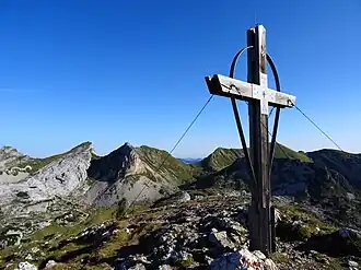 Gipfelkreuz der Haidachstellwand, Blick in Richtung Seekarlspitze und Roßkopf