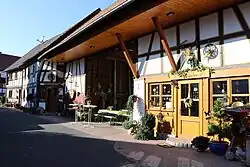 Hofansicht der Stegmühle (links historischer Mühleneingang – rechts der heutige Mühlenladen)