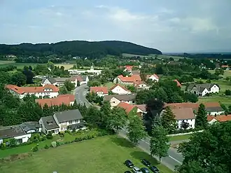 Der Scharfe Berg (vordere linke Kuppe) von Haldem aus gesehen; rechts davon die Kollwesshöh