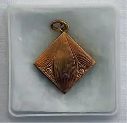 Halskettenanhänger der Schriftstellerin.