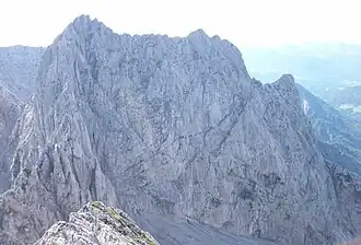 Ellmauer Halt, Gamshalt und Kleine Halt (von links) von Osten, vorne links der Kopftörlgrat, gesehen von der Vorderen Karlspitze