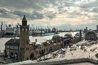 Straßenseitige Fronten der Empfangs- und Zugangsbauwerke