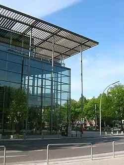 Multimediazentrum gegenüber den Tennisanlagen