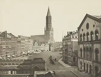 Pferdemarkt um 1900 mit altem Thalia-Theater (rechts) und Markthalle am heutigen Theater-Standort (vorn links)