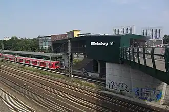 Neugestalteter Zugang und Bahnsteig der S-Bahn, im Vordergrund ein Teil der Ferngleise