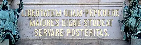 Lateinischer Sinnspruch über dem Portal des Rathauses. Offizielle Lesart: Die Freiheit, die die Väter erwarben, möge die Nachwelt würdig zu erhalten trachten.