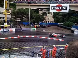 Tribüne auf einer Brücke oberhalb der Kirche Sainte-Dévote