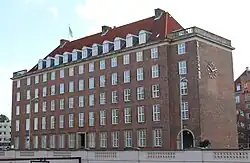 Der Sitz der dänischen Slots- og Kulturstyrelsen in der Hammerichsgade in Kopenhagen, ein fünfstöckiger Ziegelbau aus rotem Klinker mit rot gedeckten Walmdach und einer Gaubenzeile