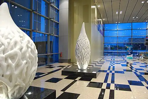 Skulptur Flora Inspiration, die sich im Terminal 3 des Singapore Changi Airport befindet