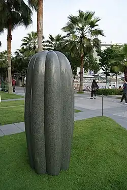 Eine Skulptur in Form einer Frucht oder eines Samens auf dem Gelände der Esplanade – Theatres on the Bay