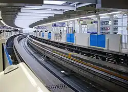 Bahnsteige im Monorail-Bahnhof