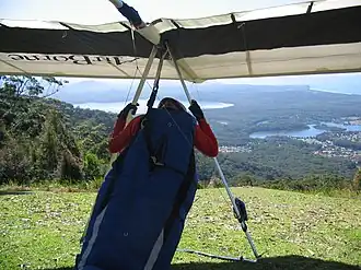 Ein Drachenflieger macht sich für den Start von North Brother Mountain fertig.