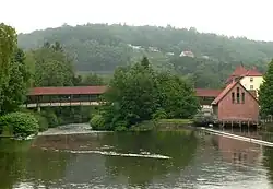 Südspitze des Eselwerder, rechts das Laufwasserkraftwerk an der Stelle der früheren Graumühle