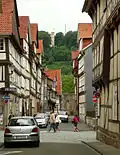 Straßen­bild in der Altstadt mit Blick hoch zur Tillyschanze