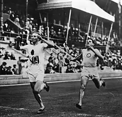 Hannes Kolehmainen nach hartem Kampf im Ziel vor Jean Bouin