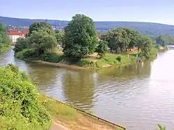 Blick vom Questenberghang über den Weserursprung zum Unteren Tanzwerder; im Hintergrund der Kaufunger Wald