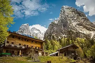 Hans-Berger-Haus vor der Kleinen Halt