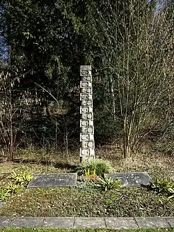 Hans Leemann-Geymüller (1882–1967) Sandoz AG, Elisabeth Leemann-Geymüller (1889–1969), Felix Leemann (1917–1985), Trudy Leemann (1915–1983) Familiengrab auf dem Friedhof am Hörnli. Grabstele von Peter Moilliet (1921–2016)