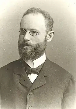 Hans von Voltelini mit kleiner Brille und in dunklem Anzug