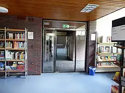 Durchgang mit typischen 1950er-Jahren-Elementen