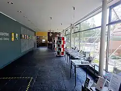 Innenbereich mit Präsentationswand