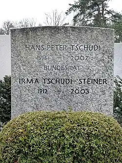 Hans-Peter Tschudi-Steiner (1913–2002) Dr. jur., Professor a.o. für Arbeits- und Sozialversicherungs-recht, Politiker, Bundesrat-Innenminister, Bundespräsident, Grab auf dem Friedhof Hörnli, Riehen, Basel-Stadt