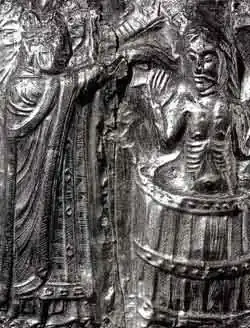 König Harald Blauzahn lässt sich taufen (Relief am Taufbecken der Tamdrup Kirke)