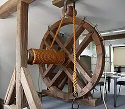 Restaurierte Winde im Dachgeschoss