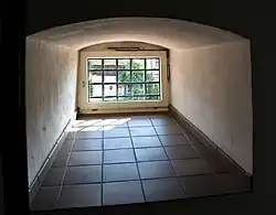 Fenster im Untergeschoss des Mittelrisalits mit ca. 1,70 m Wanddicke