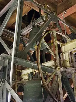 Eiserner Glockenstuhl mit neueren Glocken