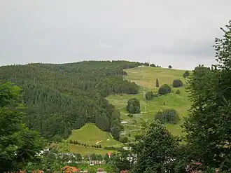 Blick aus der Schutzhütte oberhalb der Kirche St. Johannes der Täufer südsüdostwärts zum Hasenhorn