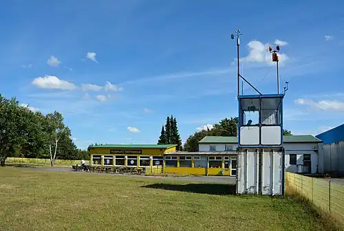 Klein-Tower auf einem Container auf dem Flugplatz Hartenholm