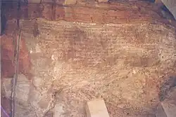 Felswand mit Schriftzeichen